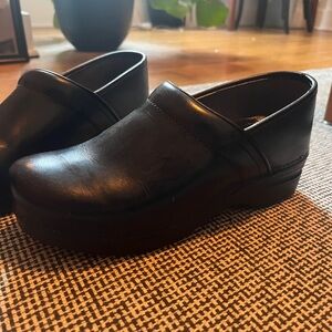 Dansko Black Leather Clogs Sz 40